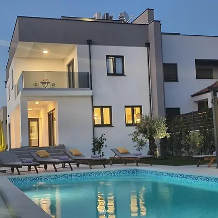 New 2020! 4* Ivona With Pool And Jacuzzi וילה
