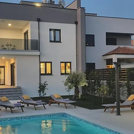 New 2020! 4* Ivona With Pool And Jacuzzi זאדאר