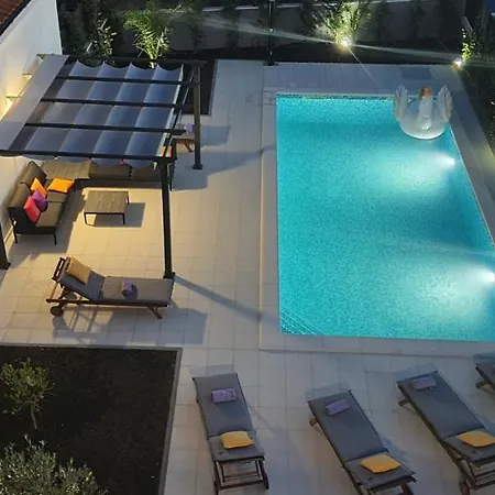 New 2020! 4* Ivona With Pool And Jacuzzi זאדאר