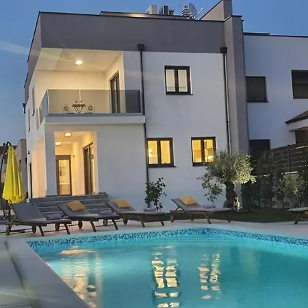 New 2020! 4* Ivona With Pool And Jacuzzi * זאדאר
