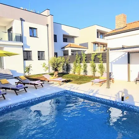 New 2020! 4* Ivona With Pool And Jacuzzi זאדאר