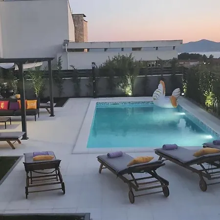 New 2020! 4* Ivona With Pool And Jacuzzi וילה זאדאר