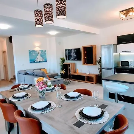 New 2020! 4* Ivona With Pool And Jacuzzi זאדאר