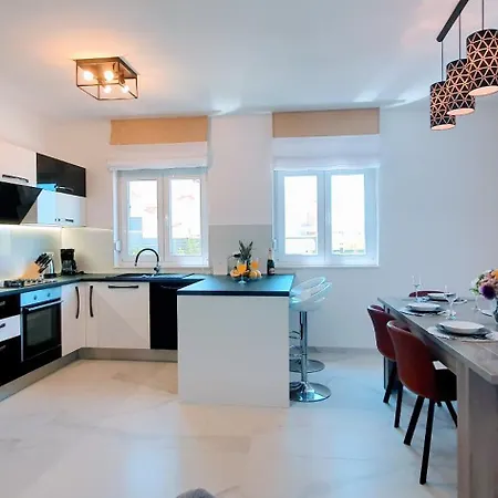 New 2020! 4* Ivona With Pool And Jacuzzi וילה זאדאר