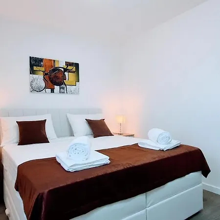 New 2020! 4* Ivona With Pool And Jacuzzi וילה זאדאר